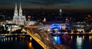Kölner Dom von oben bei Nacht